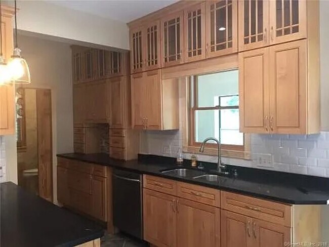 Building Photo - Queen Anne on Oxford