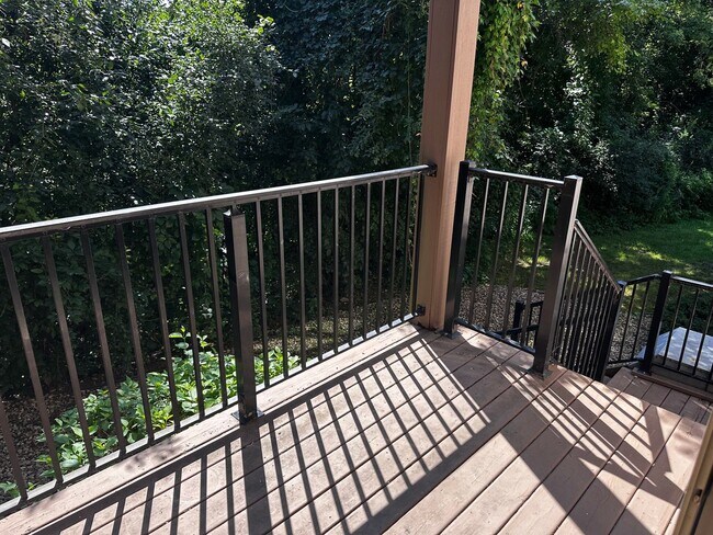 Building Photo - Spacious 2 bed 1 bathroom Condominium