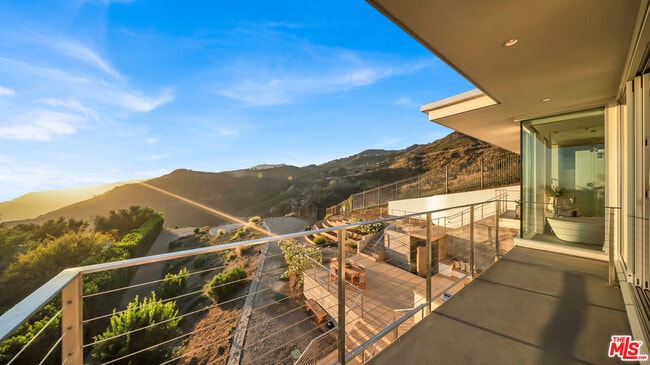 Building Photo - 2915 Tuna Canyon Rd