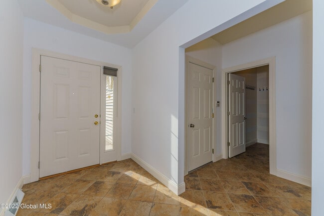 Building Photo - 502 Valley Pointe Dr