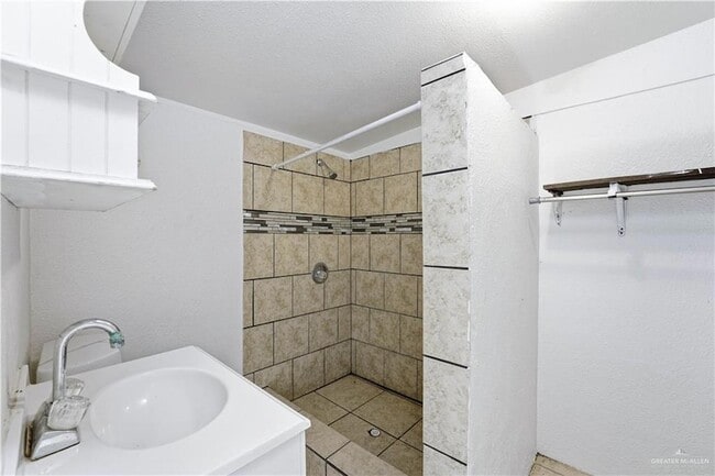 Building Photo - 8516 Hendrix Ave