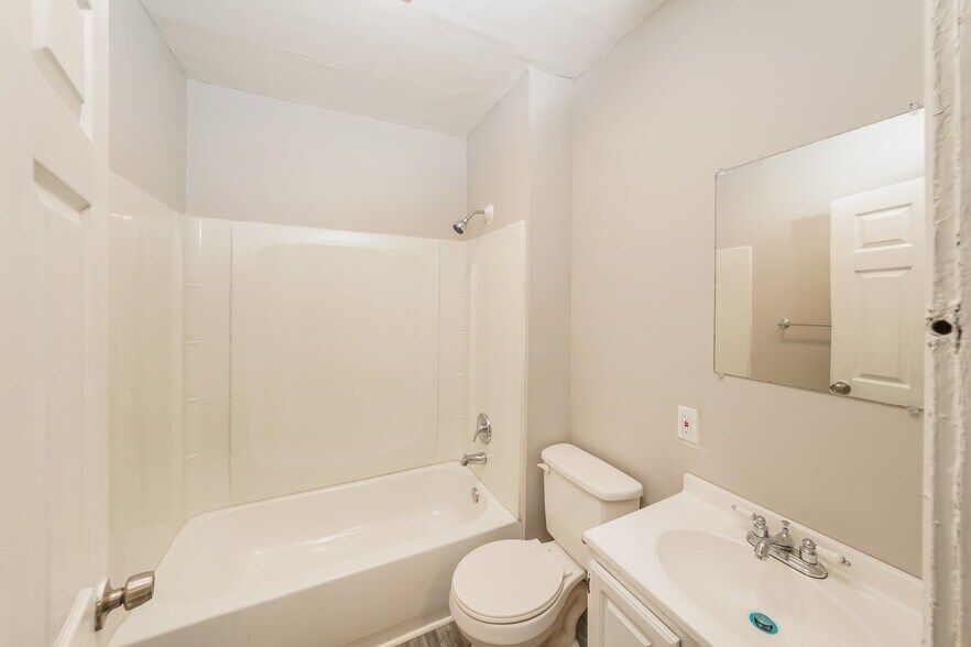Building Photo - 339 W Calthrop Ave