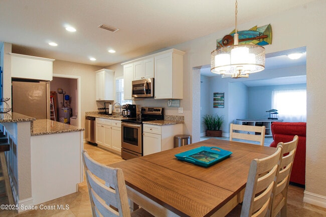 Building Photo - 827 Glenmore Cir