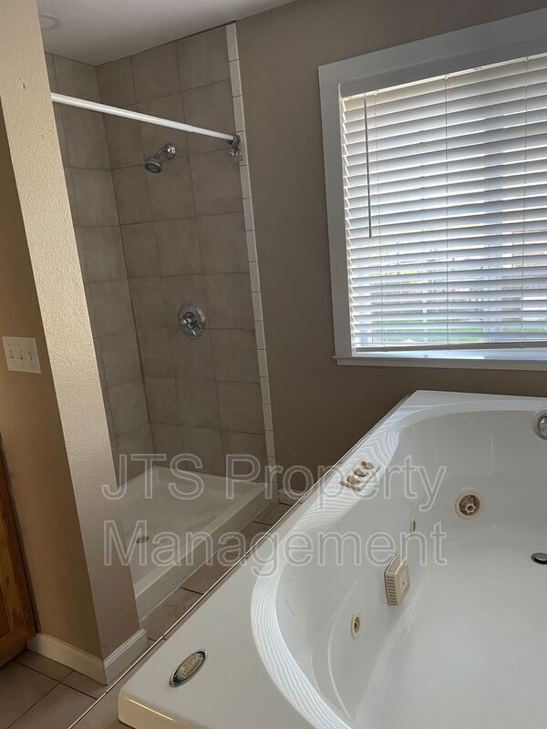 Building Photo - 2542 Rod Beaudry Dr