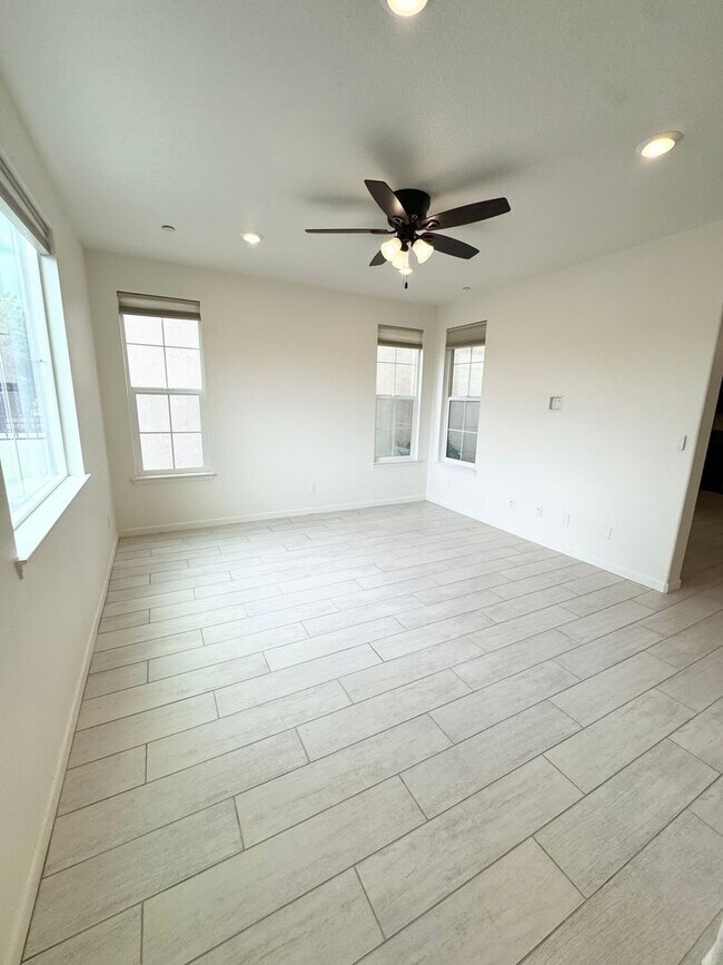 Building Photo - 3 Bed / 2.5 Bath Solar Home with Patio – Roseville – Available Now SEE VIDEO