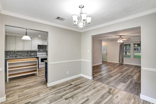 Building Photo - 22806 Lantana Dr