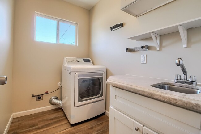 Building Photo - 4 Bedroom 3 Bathroom Single Family Home in...