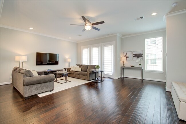 Building Photo - 2015 Royal Landing Dr