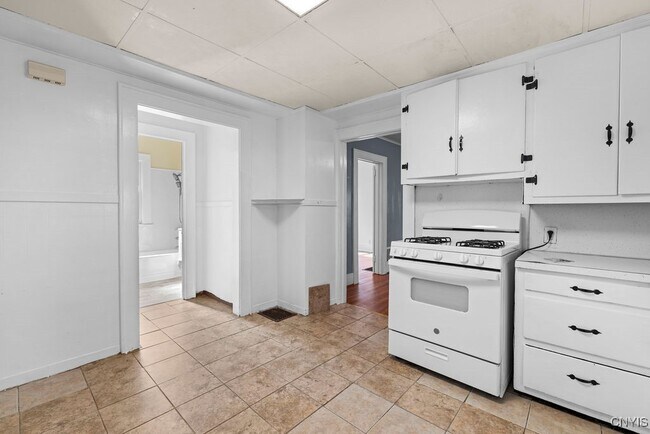 Building Photo - 401 Valley Dr