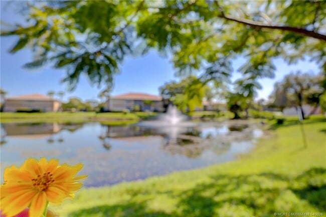 Building Photo - 1564 SE Royal Green Cir