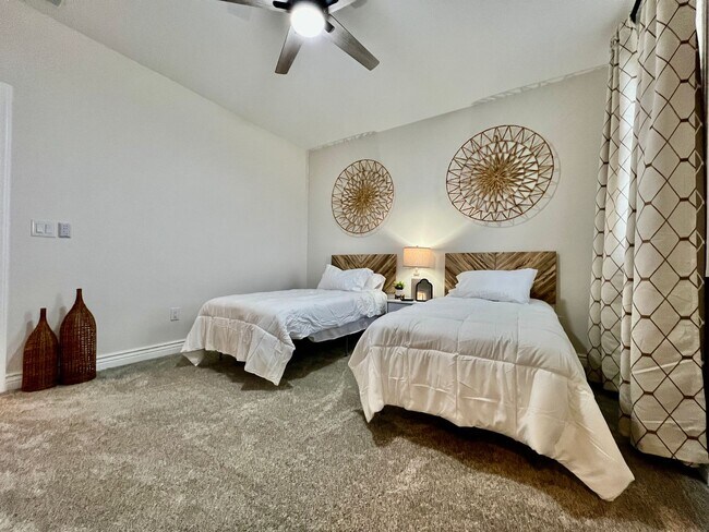 Building Photo - NEW, big, beautiful, Executive Home Libert...