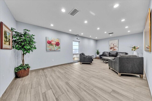 Building Photo - 3520 Oaks Way