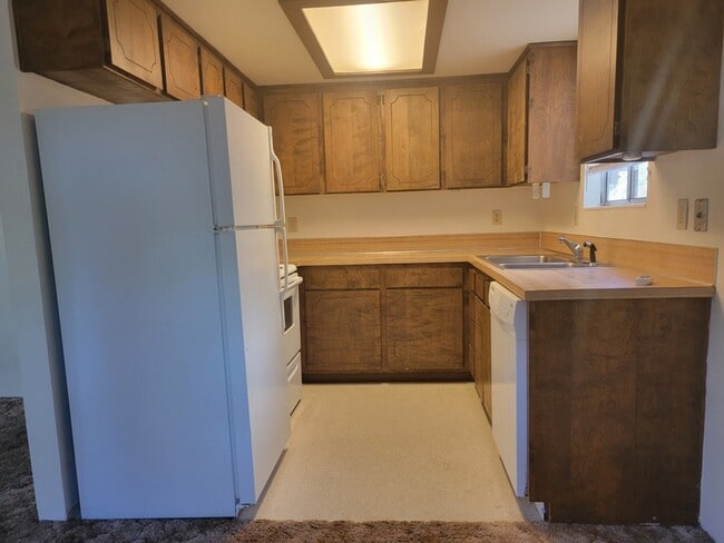 Building Photo - 400 NW Elm St