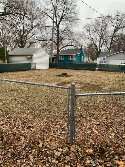 Large fenced in shared backyard yard - 1016 Campbell Ave
