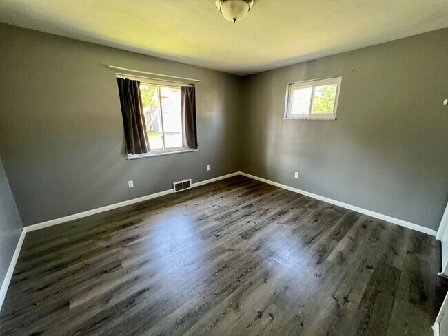 Building Photo - Newly Updated! 1 Bedroom 1 Bathroom Home -...