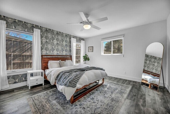 Building Photo - 2805 Silverway Dr