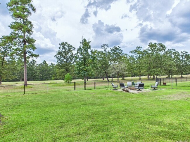 Building Photo - 1014 Redbud