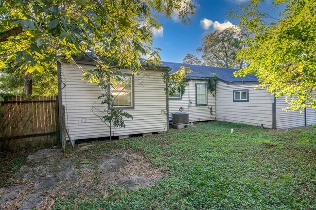 Building Photo - 1203 Sunset Dr