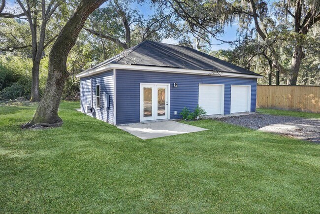 Building Photo - Spacious 3 Bedroom Home with Bonus Suite i...