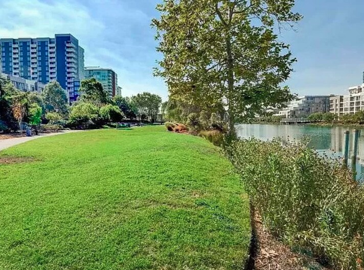 Mission Bay waterfront, just a few steps away - 250 King St