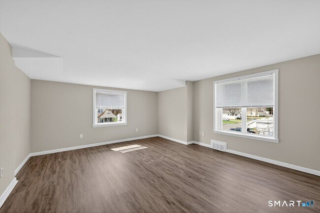 Building Photo - 121 Milldale Ave