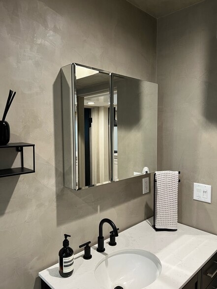 Building Photo - 465 S Le Doux Rd