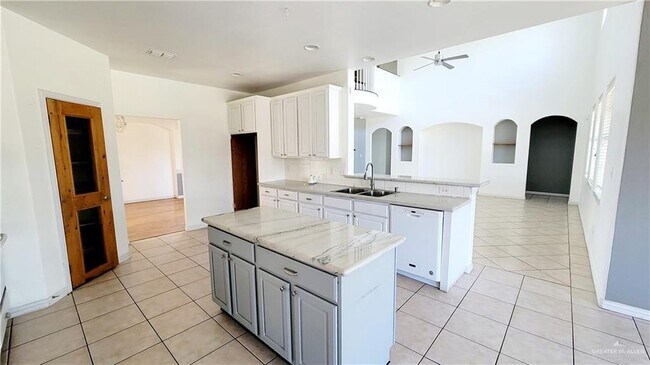 Building Photo - 25 El Jardin St