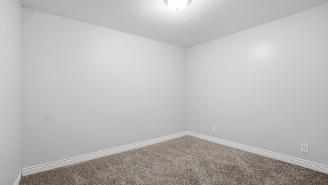 Building Photo - 4 Bedroom Townhome in Daybreak!!