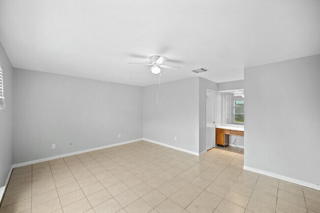 Building Photo - "Charming 3-Bedroom Haven on Gladewell Drive with Elegant Granite Touches!"