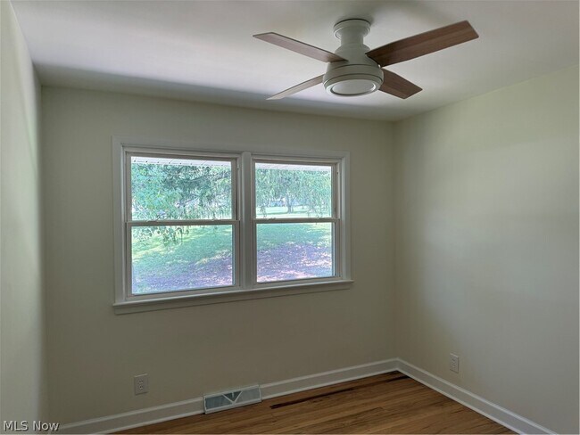 Building Photo - 475 Meadowlane Rd