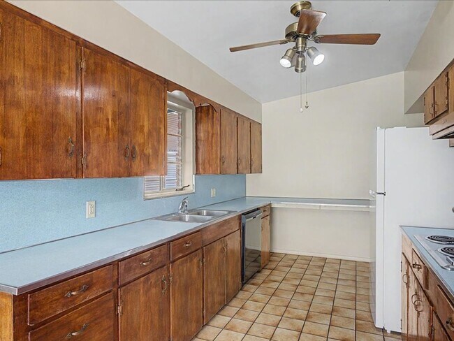 Building Photo - Charming 3-Bedroom Home with Spacious Yard & Versatile Storage!