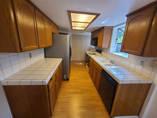 Building Photo - Charming 2 Bedroom Townhouse in Castro Val...