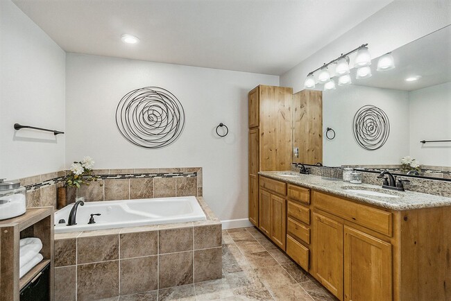 Building Photo - Gorgeous 6 Bedroom/3.5 Bathroom Home!