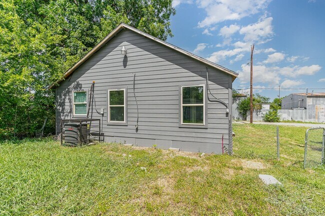 Building Photo - 4621 Owenwood Ave