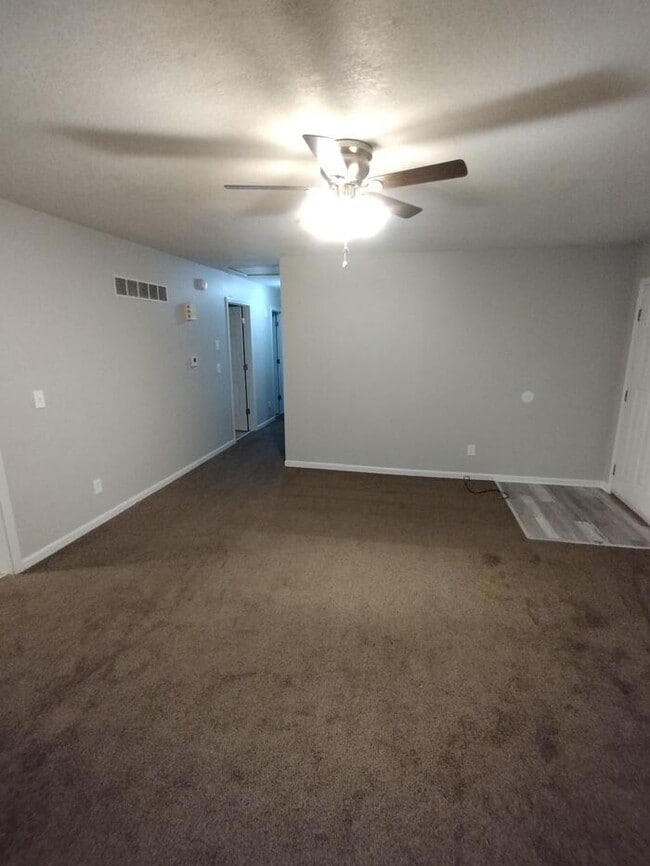 Building Photo - Cozy 3 bedroom and 2 full bath with in a huge duplex in Liberty off I -35.