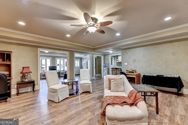 Building Photo - 8910 Pinehurst Cove