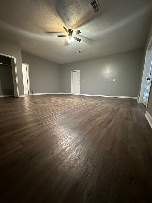 Building Photo - Spacious 4-Bedroom, 2-Bath Home in Quiet Chattanooga Neighborhood