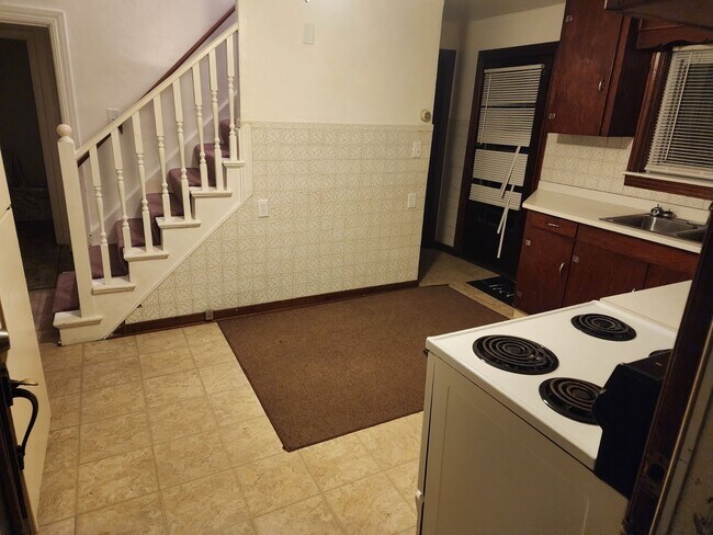 Building Photo - 545 Lowry Ave