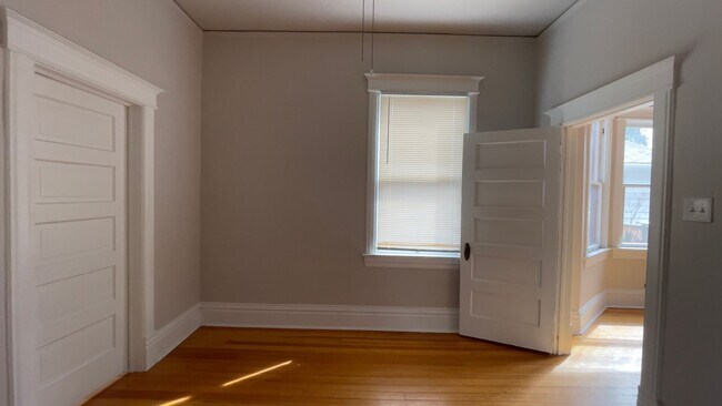 Building Photo - Beautiful 3 bed/2 bath Near Downtown!