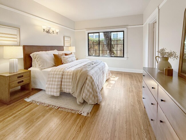 Building Photo - 2104 Carmelita Ave