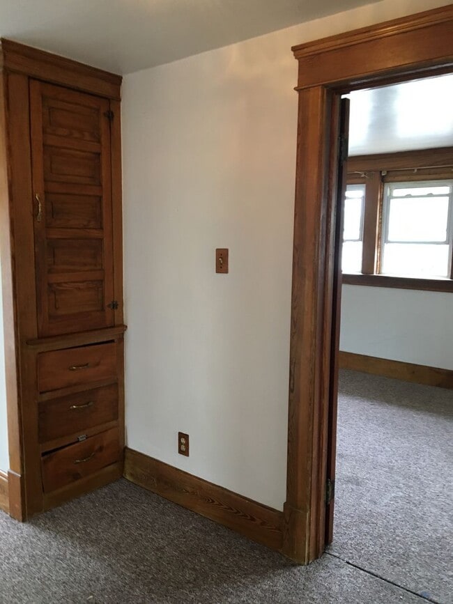 Building Photo - Awesome 3 BR 1 Bath Home with off street p...