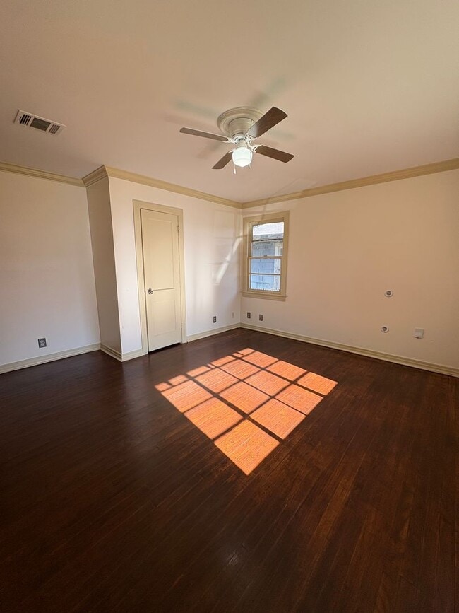 Building Photo - Beautiful 4 bedroom/ 2 bath home with Central Air&Heat