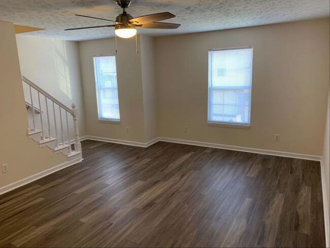 Building Photo - Spacious 2-Bedroom Townhouse with Garage