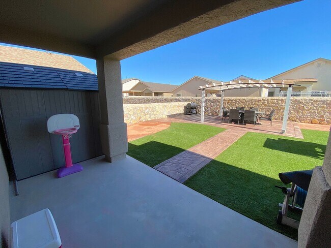 Building Photo - East El Paso 3 bed Refrig A/C w/ Gorgeous ...