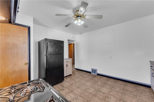 Building Photo - 1487 E 193rd St