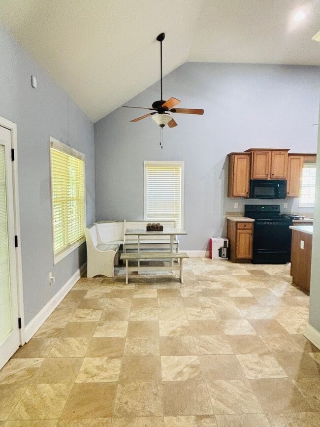 Building Photo - Stunning and spacious 3 bedroom/2 bath