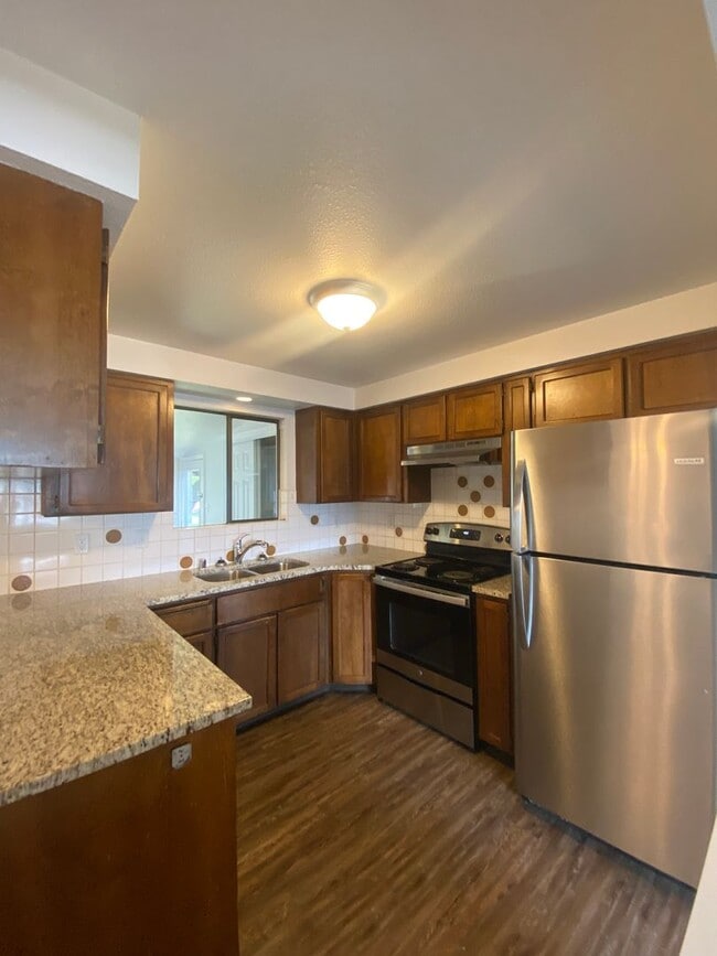 Building Photo - Nicely updated 3+ bedroom, 2 bath duplex-l...