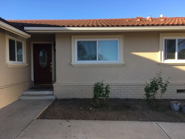 Building Photo - One story home on a HUGE lot in Central Camarillo
