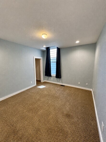 Building Photo - 917 W Woolman St