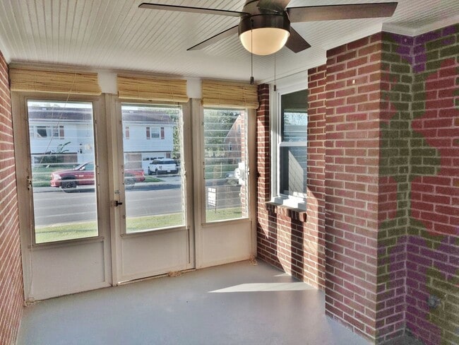 Building Photo - 4 Bed / 2 Bath Single Family Home